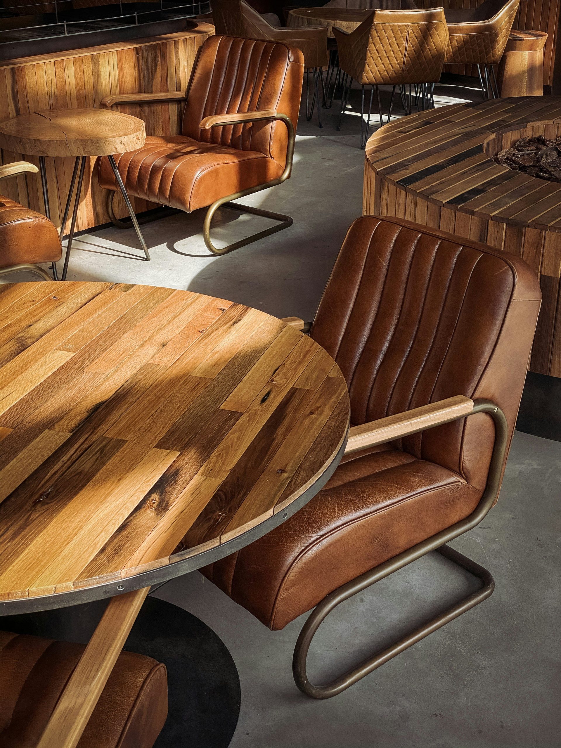 table et chaises en bois brun